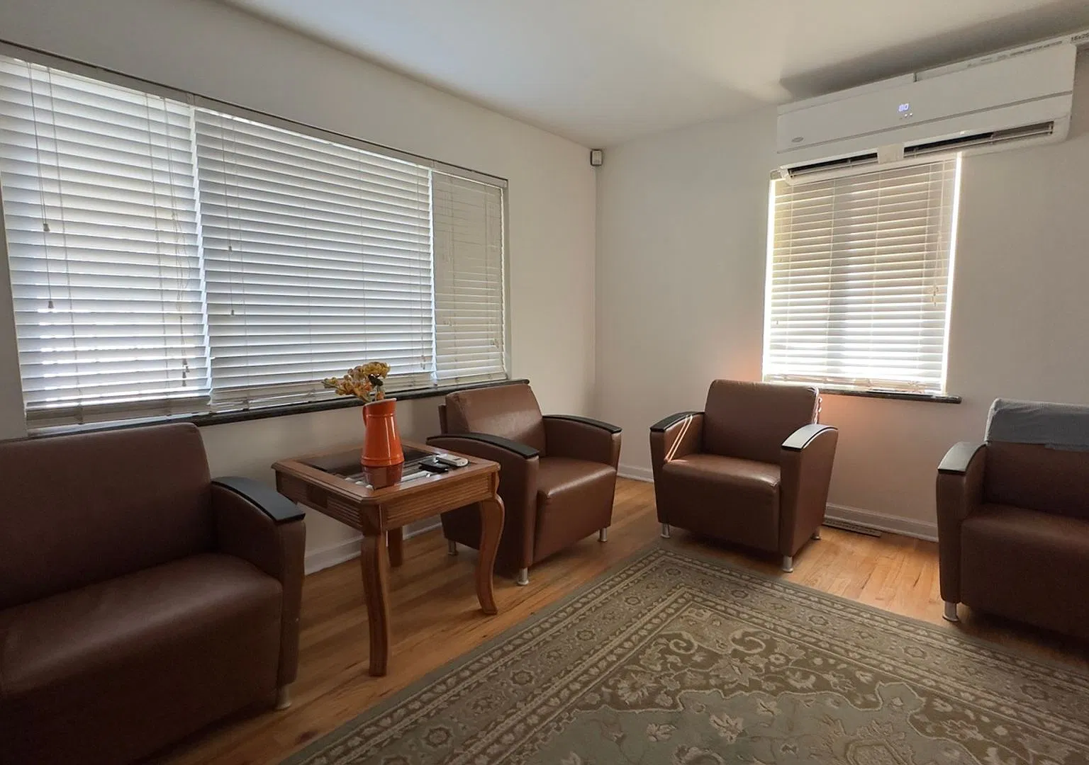 Charming 2BR House in Aurora — Photo 1