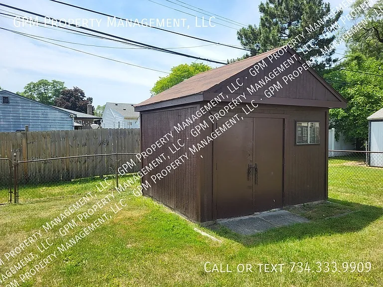 2745 Margaret St — Photo 4