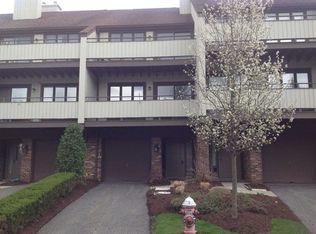 80 Meadow View Ct, Leonia, NJ 07605