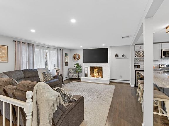 2nd image of 59 Bratt Ln