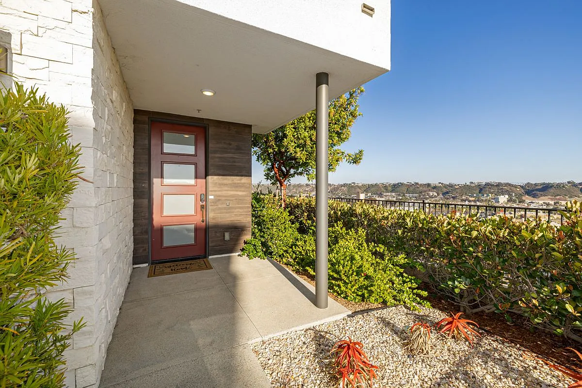 2 bed, 2.0 bath, 1584 sqft, $5,000 — Photo 2
