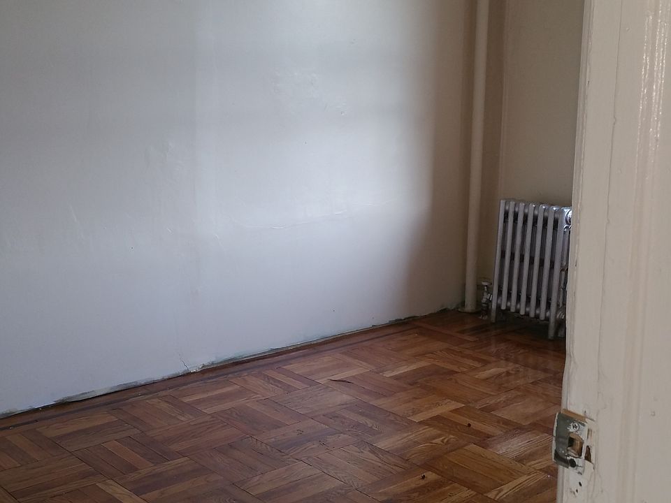 2nd image of 3301 Farragut Rd APT 4E