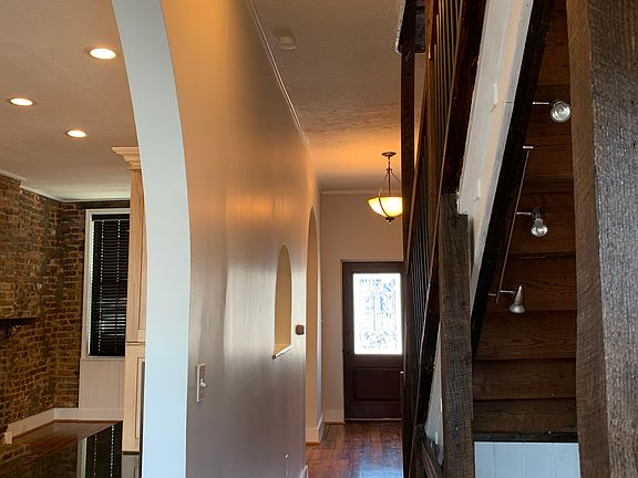 2nd image of 1104 W Clay St