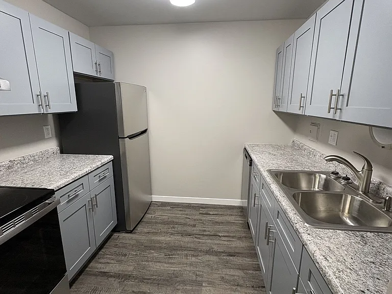 Broadway Crossing Apartments — Photo 2
