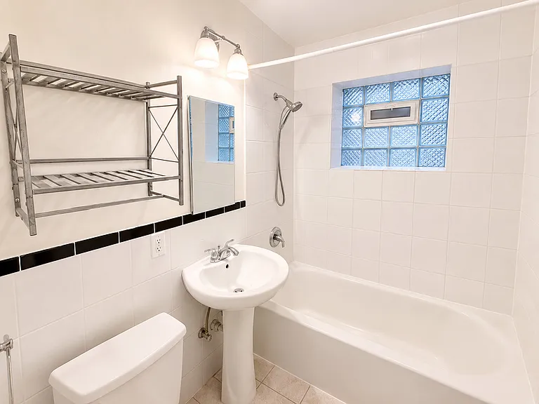 2044 W Farragut Ave #1C — Photo 9