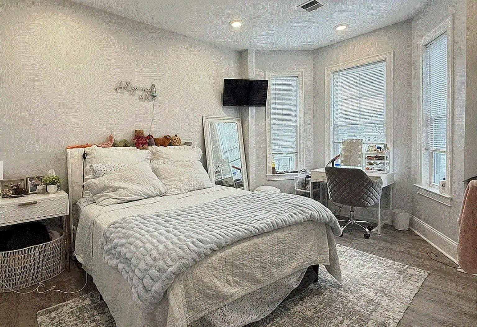 Charming 4 Bedroom-No Broker Fee — Photo 2