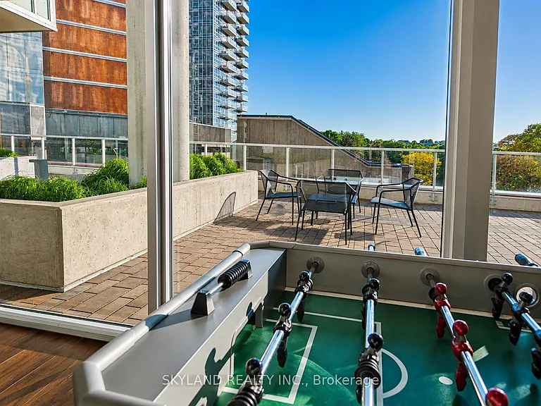 33 Helendale Ave #713 — Photo 18