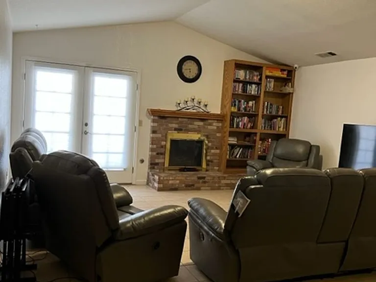 2427 Cherrywood Ct — Photo 5
