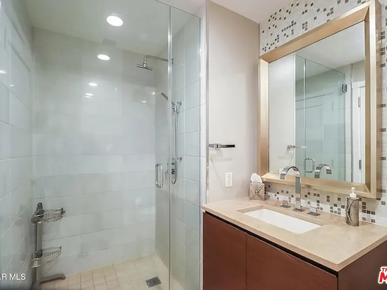 900 W Olympic Blvd #34D — Photo 20