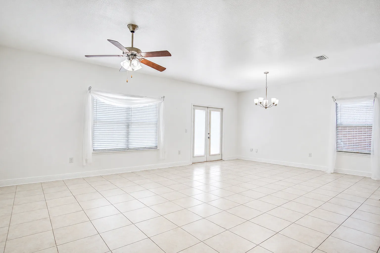 4 bed, 2.5 bath, 2332 sqft, $2,750 — Photo 3