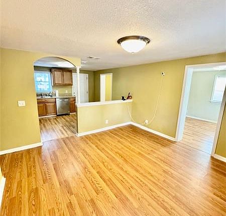 3rd image of 904 Sherman Ave