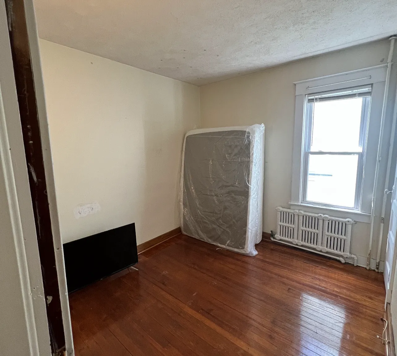 4 bed, 1.0 bath, 2400 sqft, $674 — Photo 4