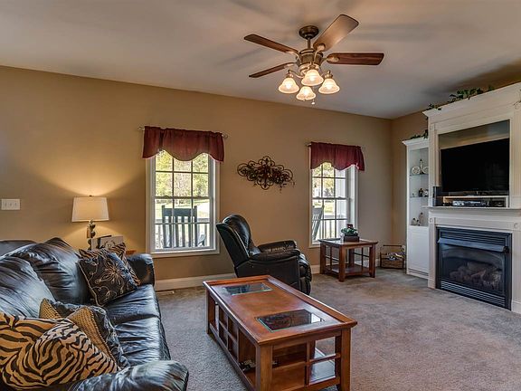 3rd image of 171 Pin Oak Dr