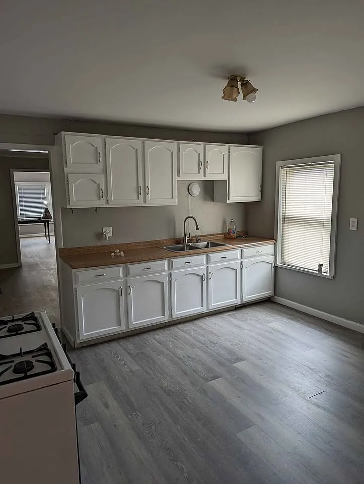 3 bed, 1000 sqft, $1,350 — Photo 1