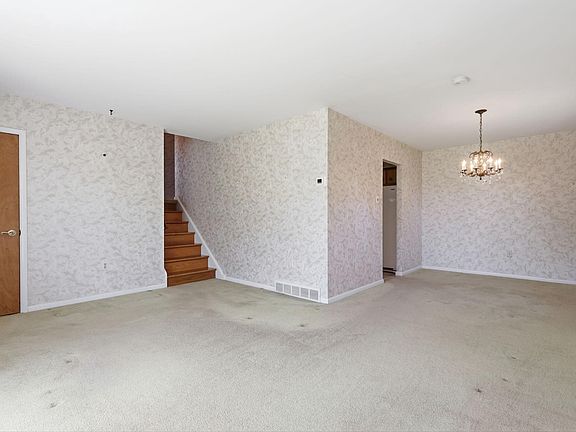 4th image of 903 Pine Rd