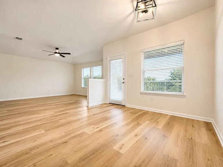 202 Mossberg Ln — Photo 6