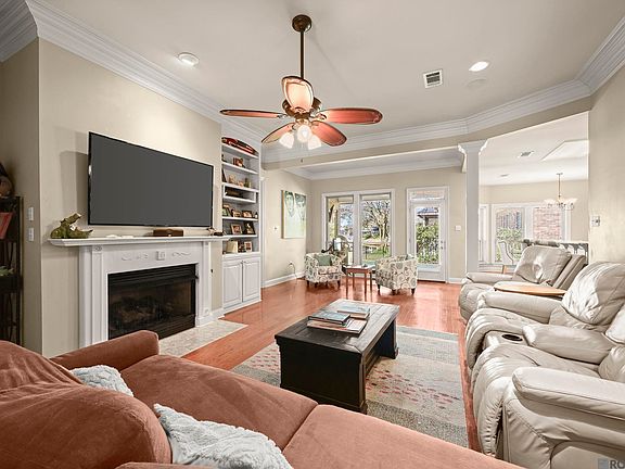 4th image of 10837 Woodleaf Ave