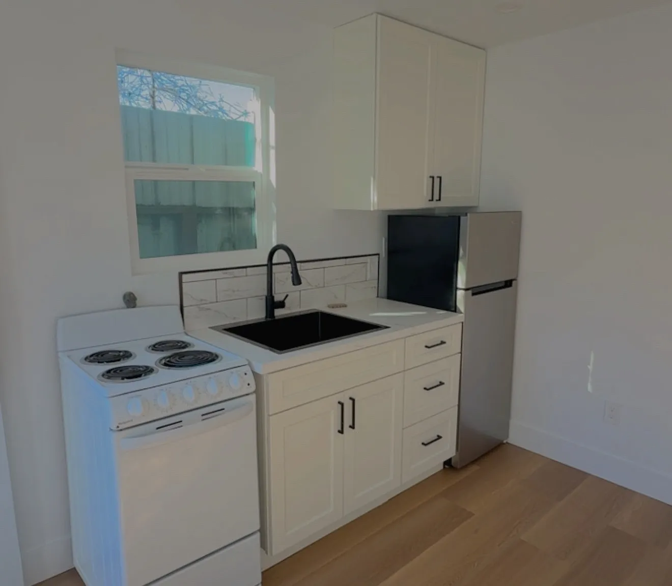 1817 Vernon Ave — Photo 2