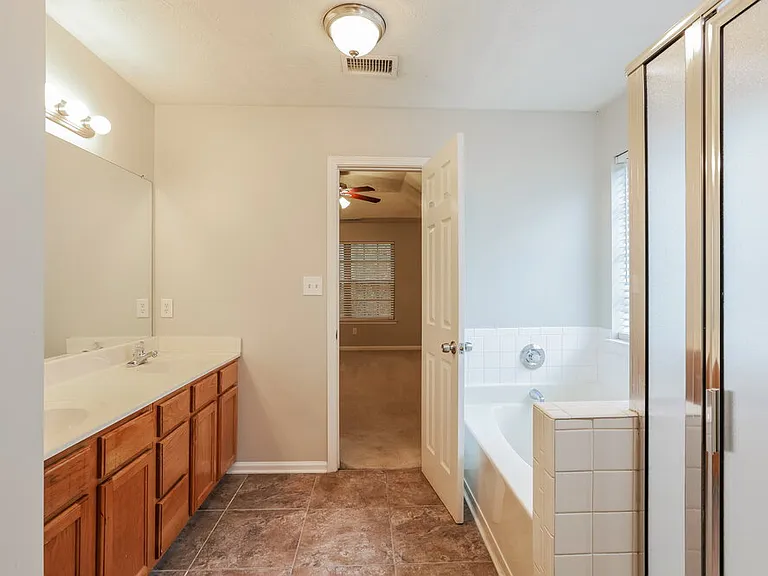 909 Shadow Lakes Dr — Photo 10
