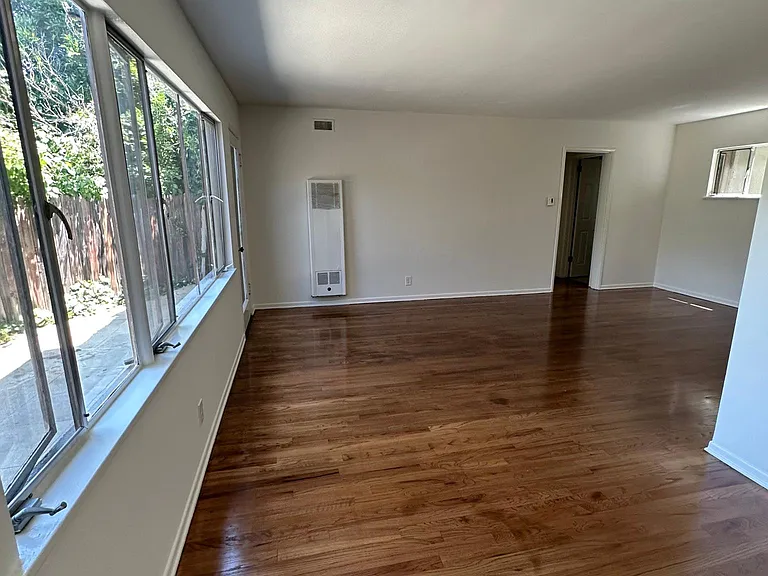 2232 N Beachwood Dr #7 — Photo 3