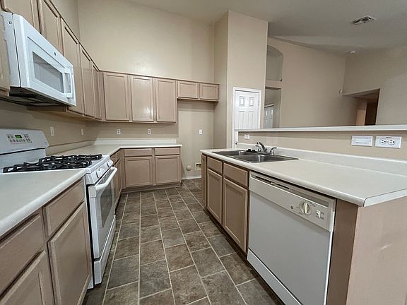 3rd image of 3132 S Chatsworth Cir