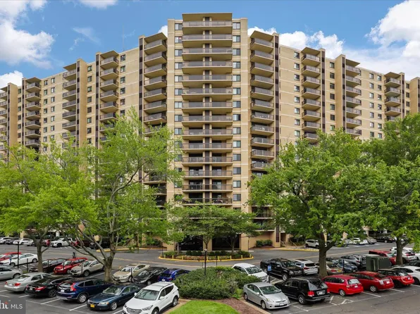 205 Yoakum Pkwy Unit 216, Alexandria, VA 22304