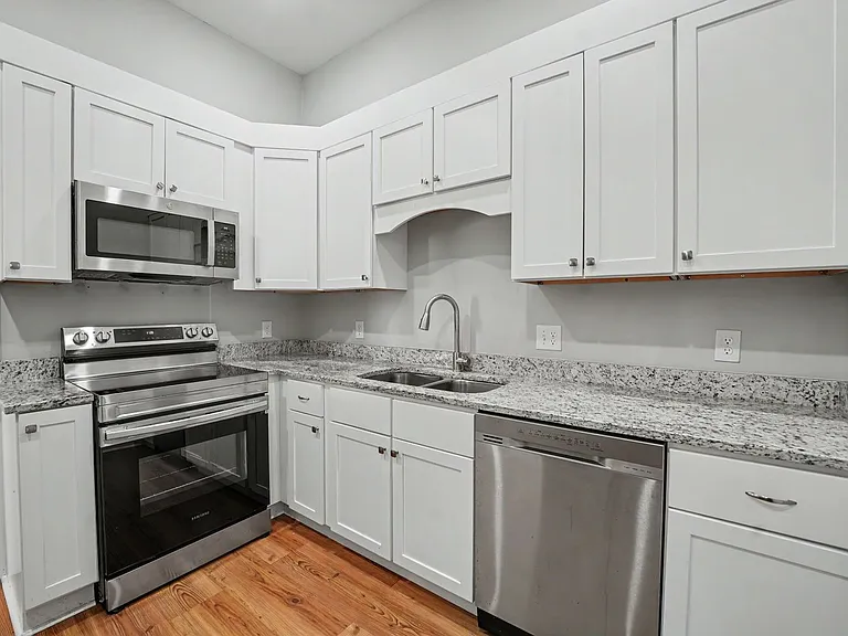 311 W 39th St — Photo 23