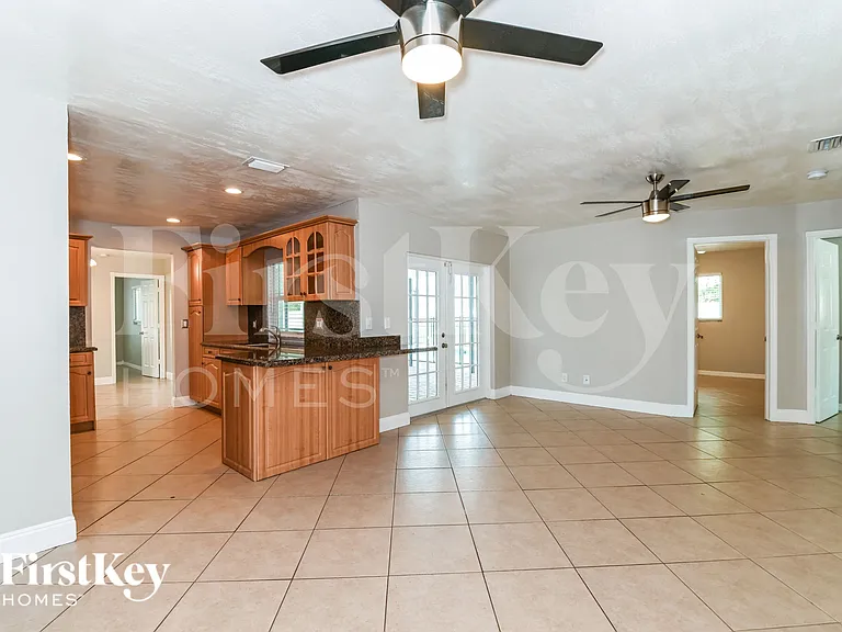 528 SE 17th Ave — Photo 3