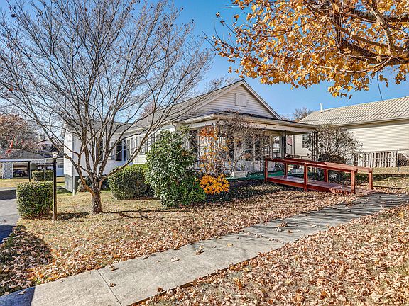 3rd image of 209 Gibson St
