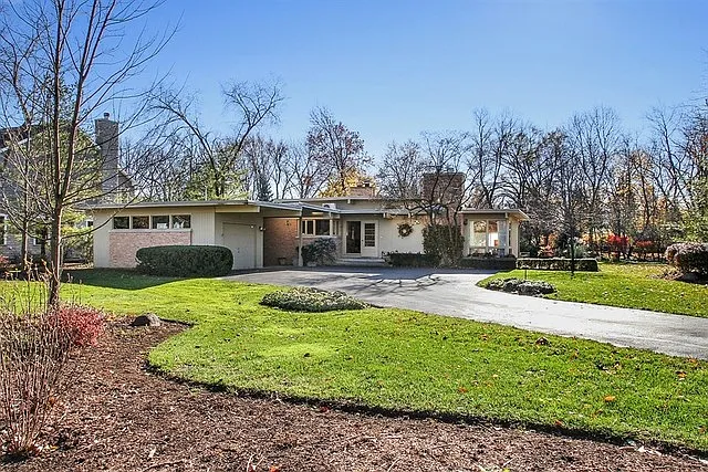 825 Pleasant Ln photo 1