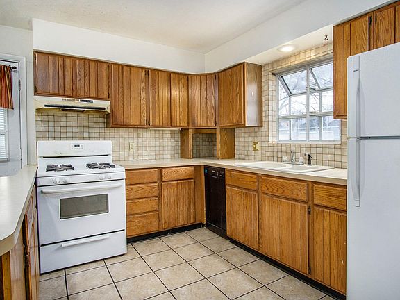 5th image of 912 E Irvington Ave