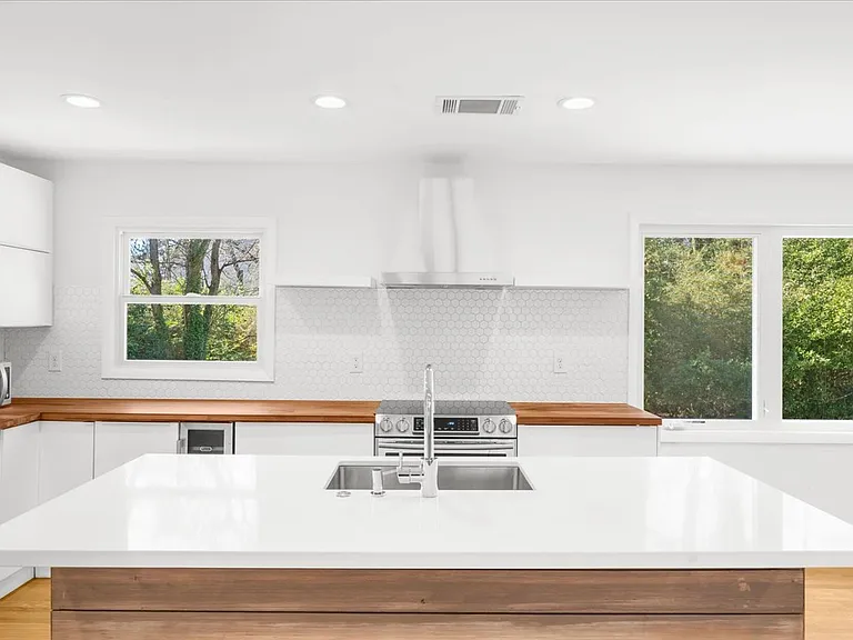 2420 Cove Cir — Photo 17