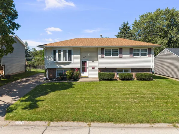 3620 Oakwood Dr, Bettendorf, IA 52722