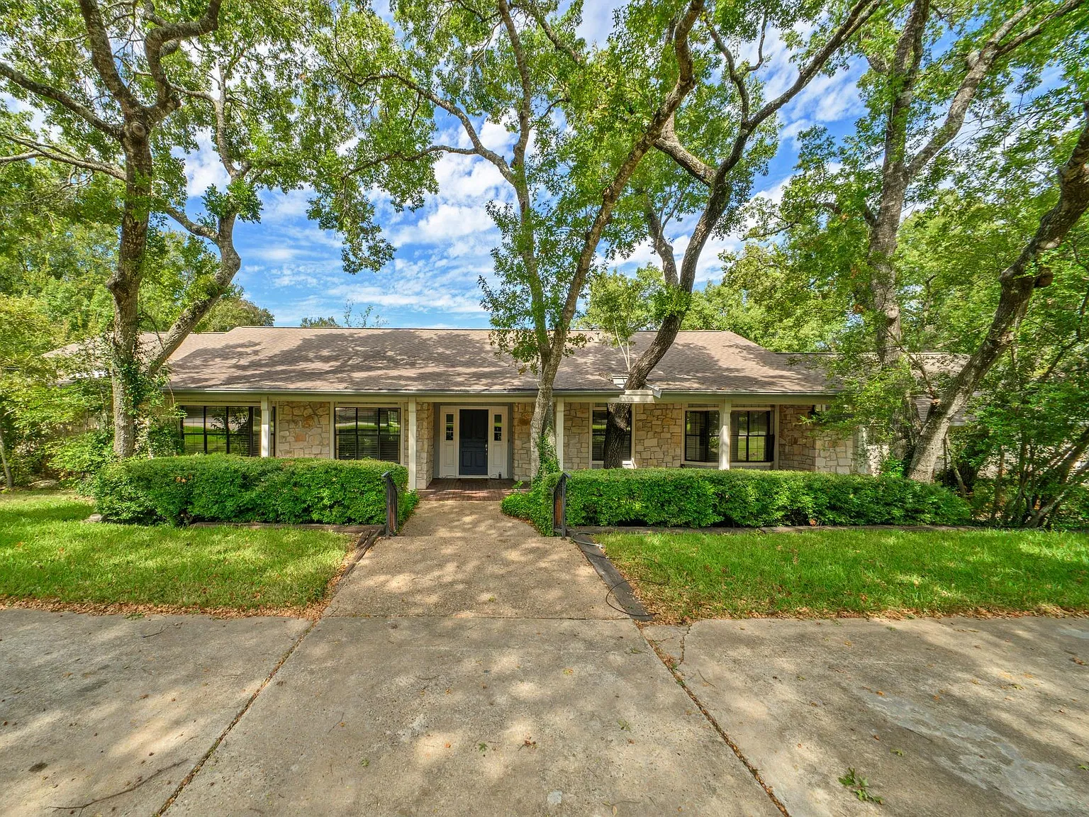 3 bed, 2.5 bath, 2282 sqft, $5,995 — Photo 1