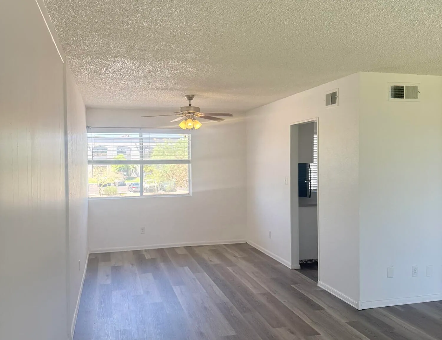 1 bed, 1.0 bath, 837 sqft, $1,250 — Photo 2
