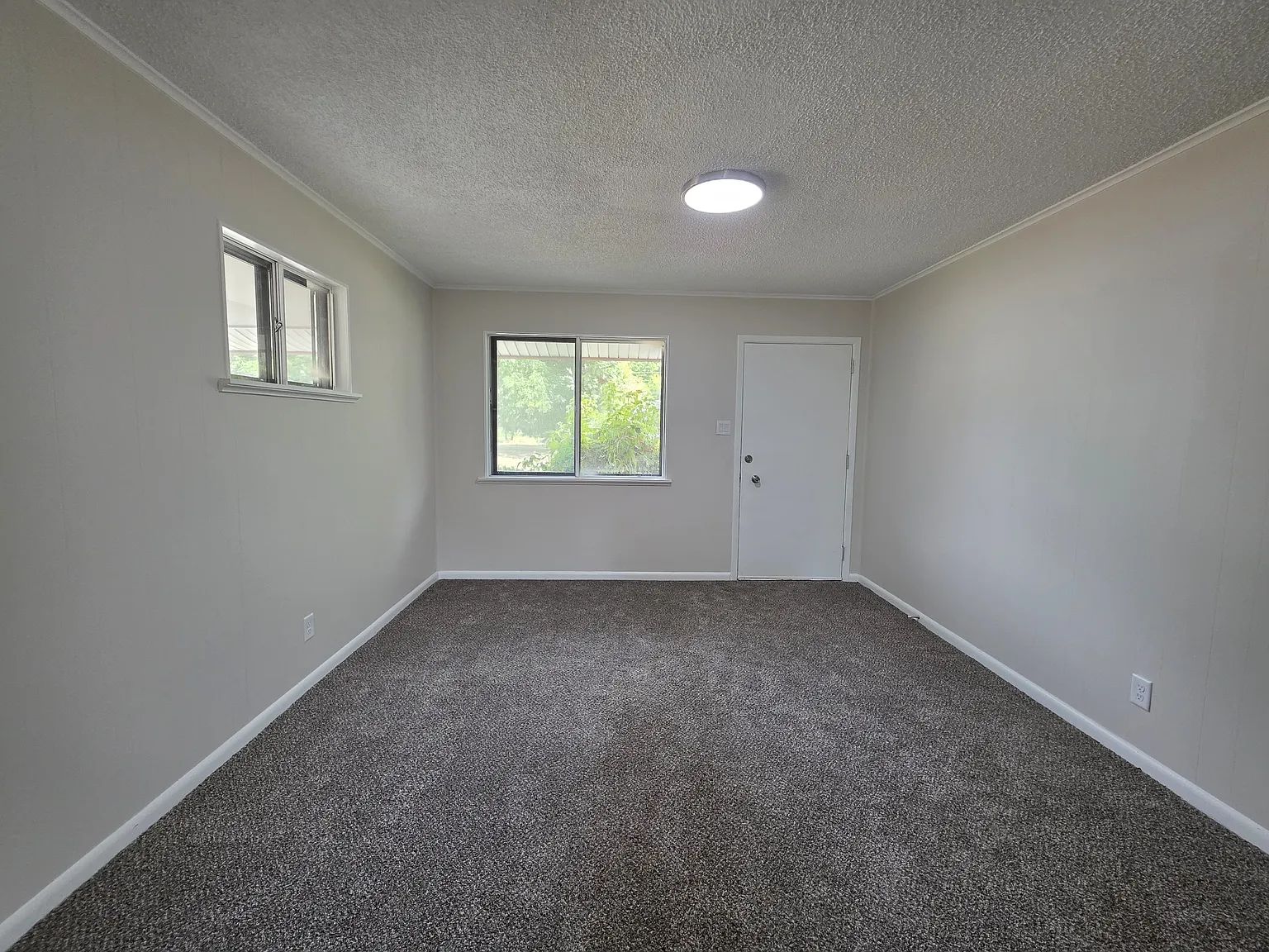 3 bed, 912 sqft, $950 — Photo 2