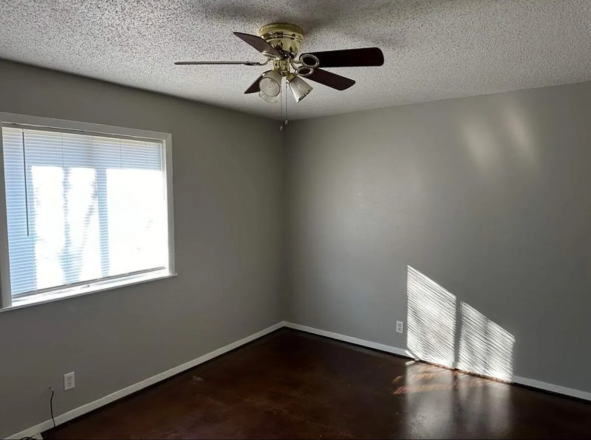 Building Photo - 206 Memory Ln #210