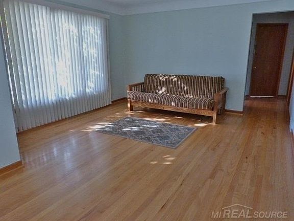 3rd image of 22461 Louise St