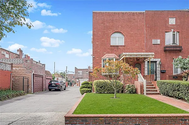 Sold by Remax Real Estate Professionals | media 2