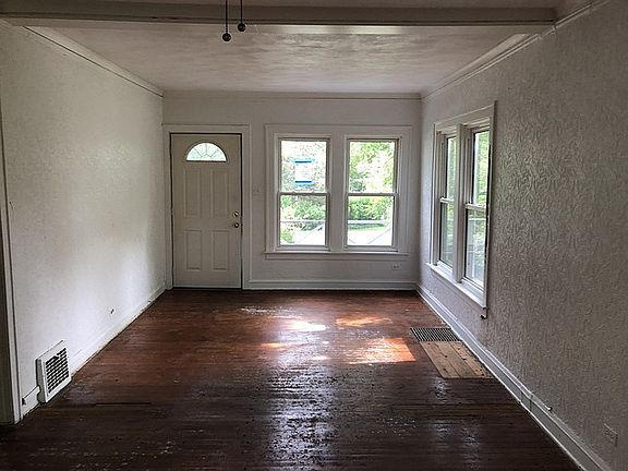 3rd image of 302 E Beach St
