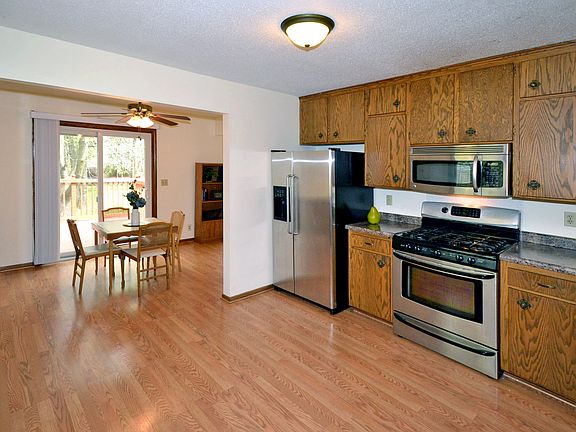 4th image of 8031 Greenwood Dr