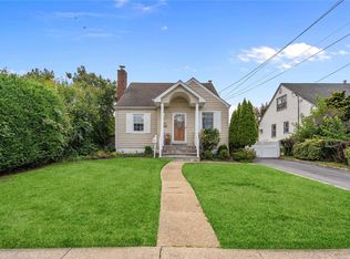 14 Croydon Dr, Bellmore, NY 11710