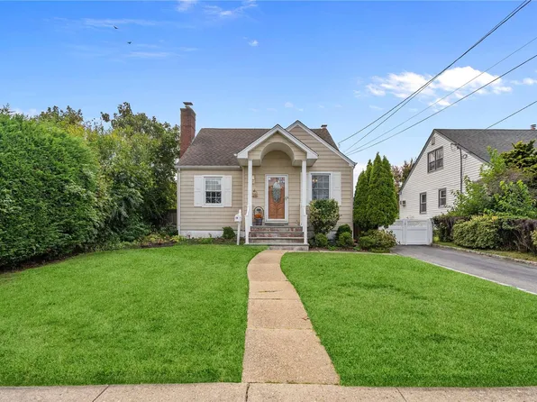 14 Croydon Drive, Bellmore, NY 11710