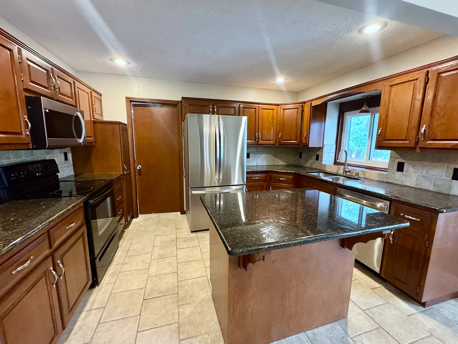 4 bed, 2325 sqft, $2,495 — Photo 4