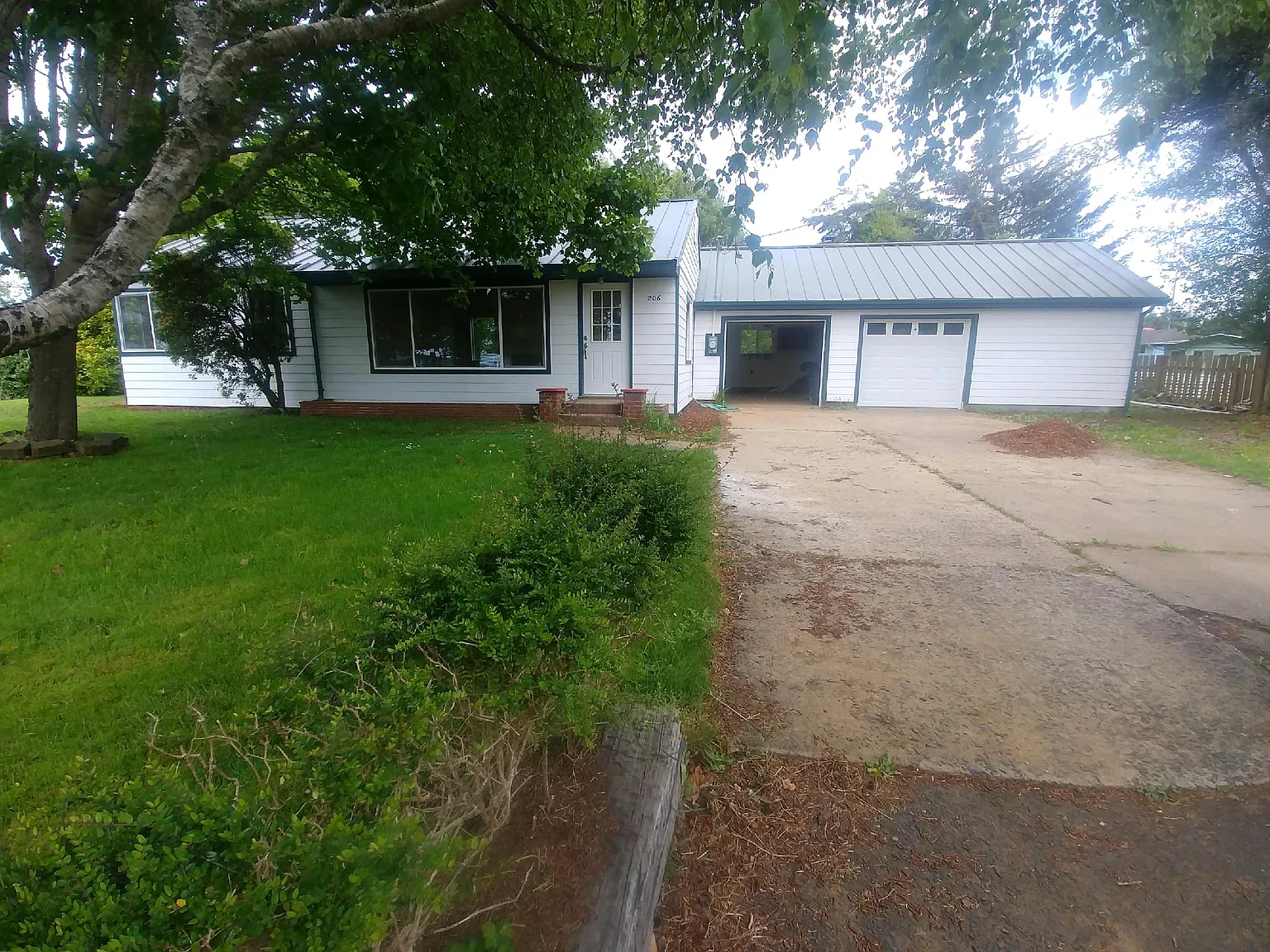 206 NE San-bay-o Cir photo 1