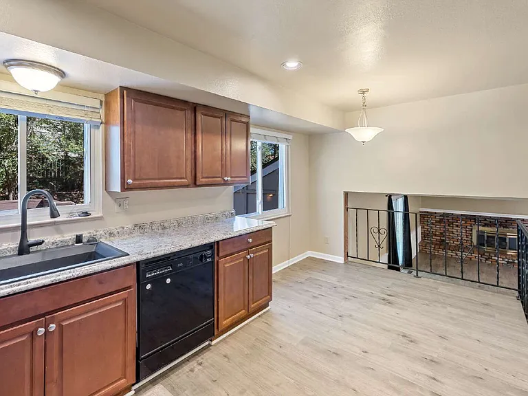 1401 Sanderson Ave — Photo 9
