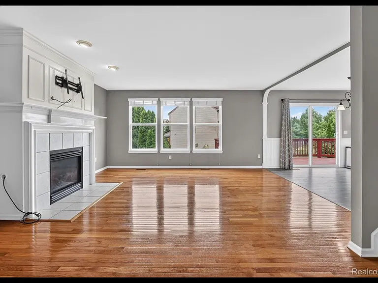 5001 Meadow Crest Cir — Photo 8