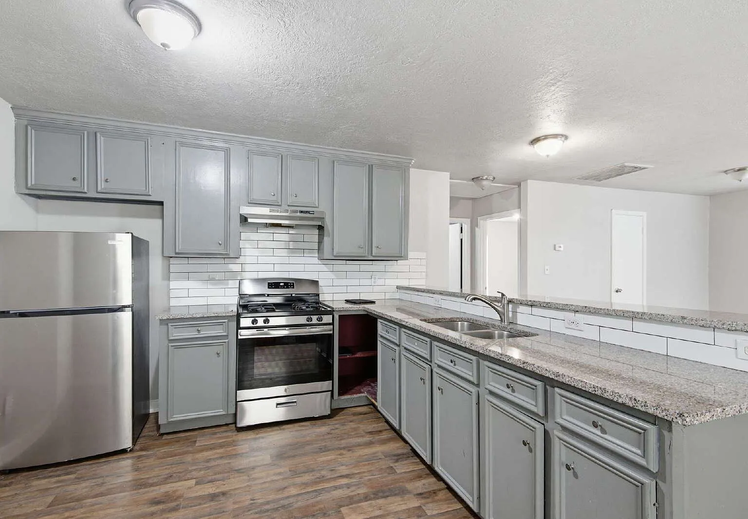 2 bed, 1.0 bath, 900 sqft, $1,350 — Photo 2