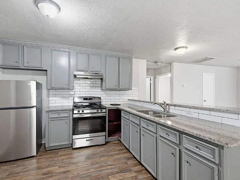 4226 Coke St — Photo 2