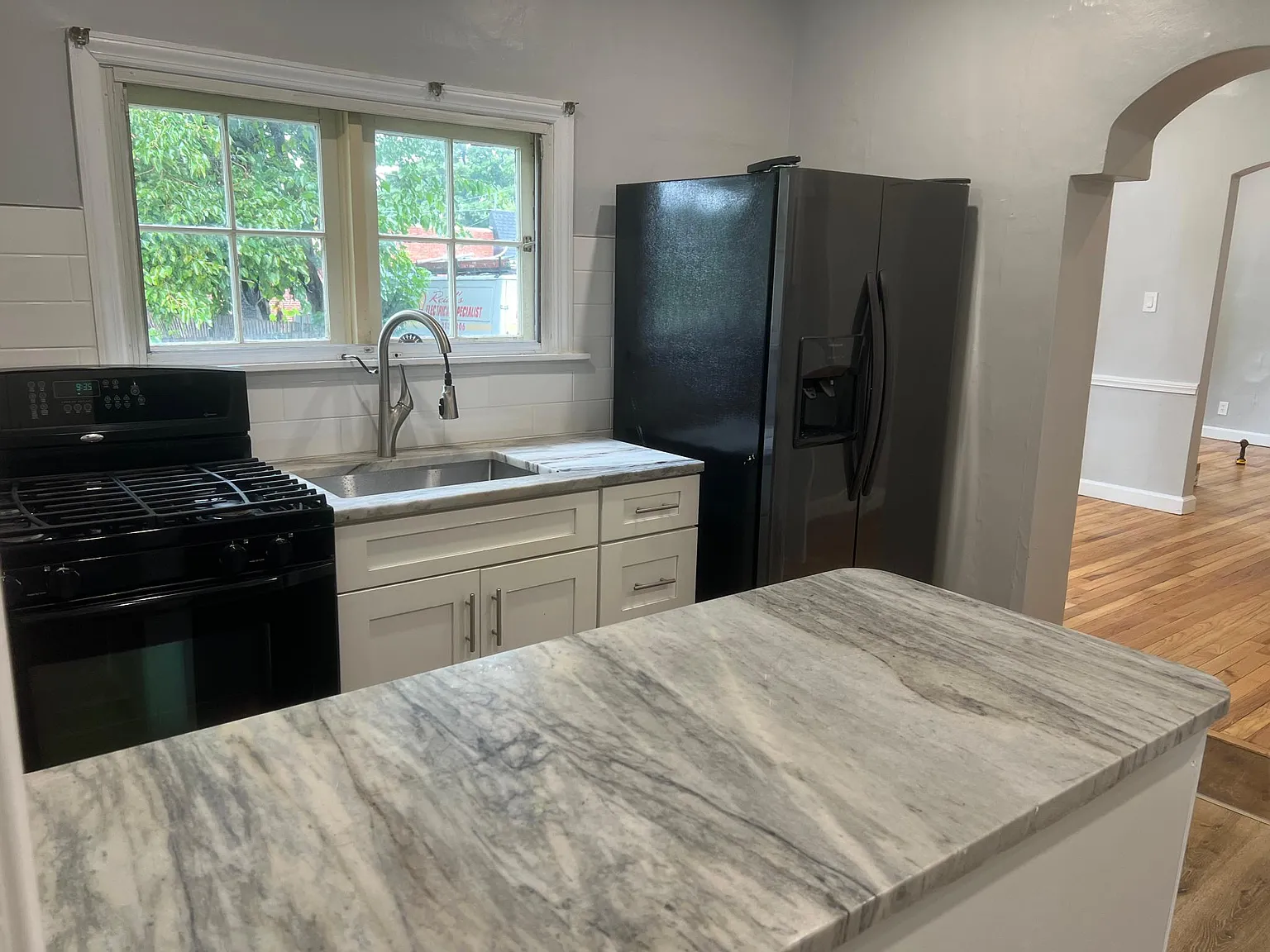 16 E Stewart Ave — Photo 1